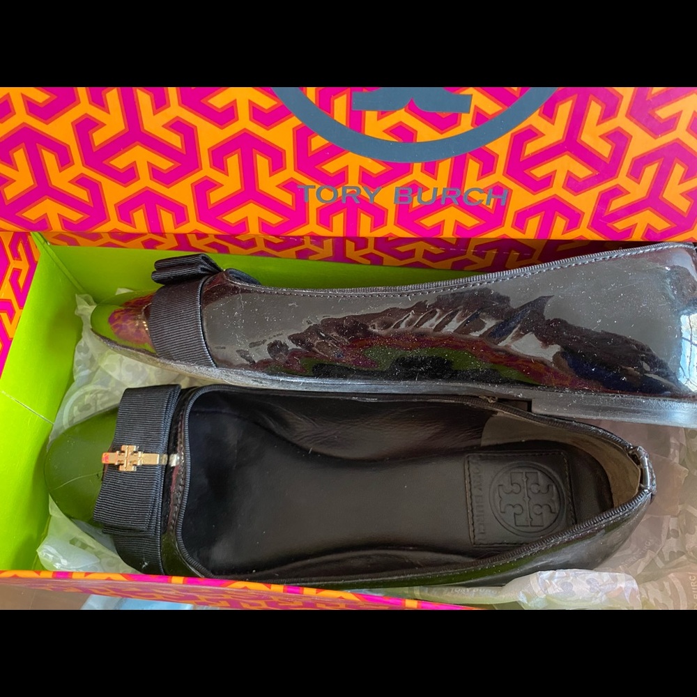Selling Black Tory Burch charm bellies in box | mint condition